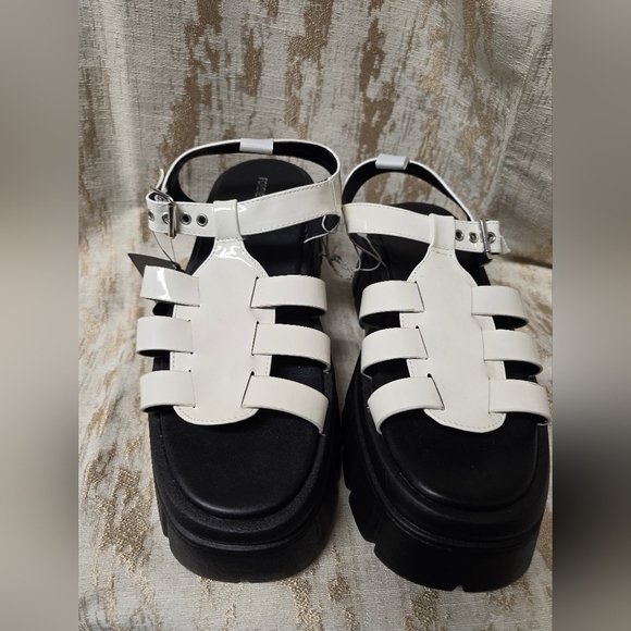 Forever 21 Faux Patent Leather Caged Lug-Sole Sandals NWT Sz 8.5 - Picture 2 of 6